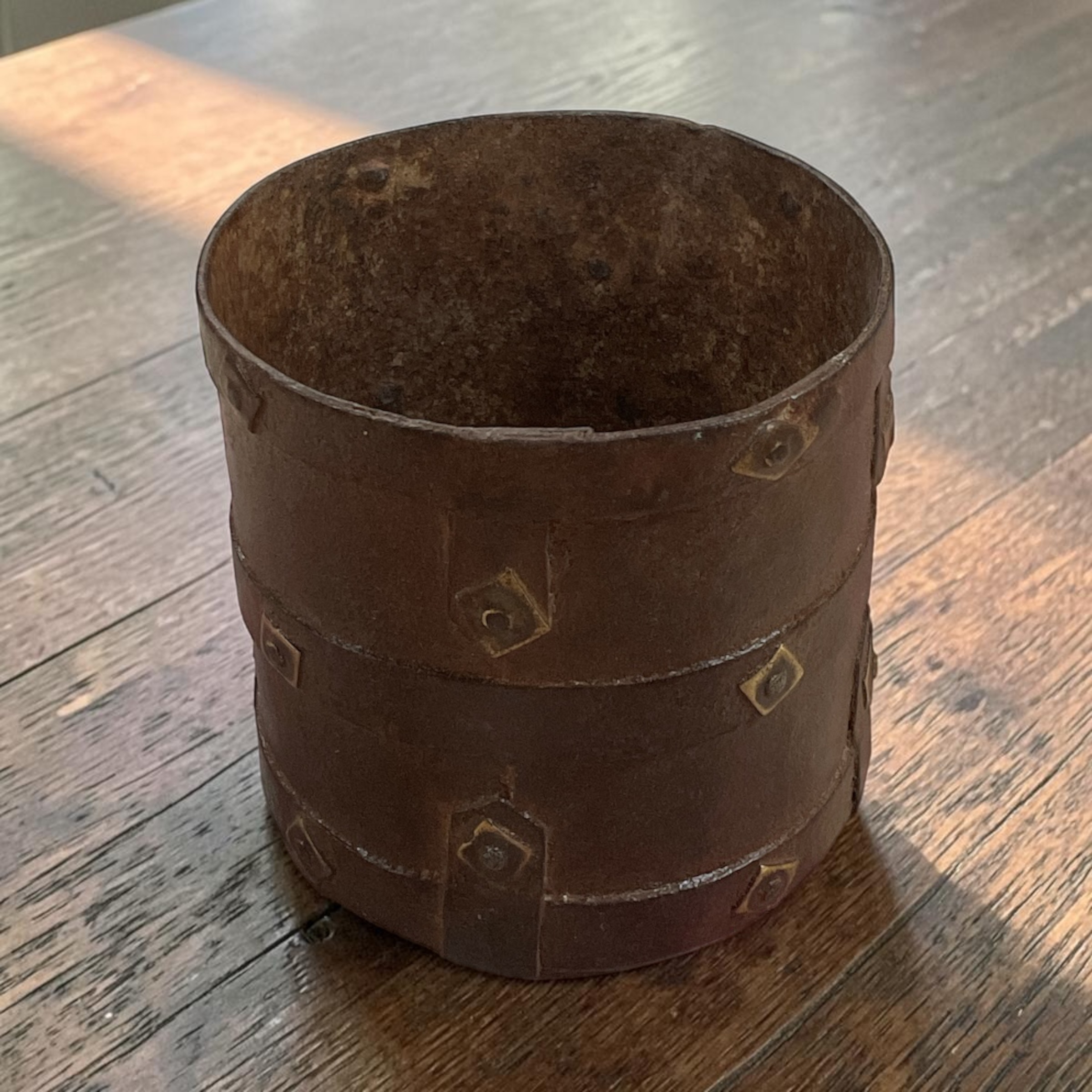 Kleiner Metallbehälter