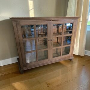 Große Vitrine aus Holz