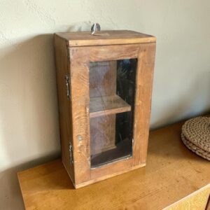 Kleine Holzvitrine