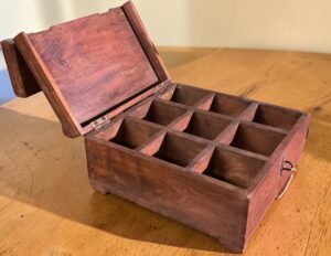 Holzbox mit Fächereinteilung