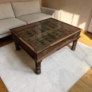 Couchtisch mit Glasplatte