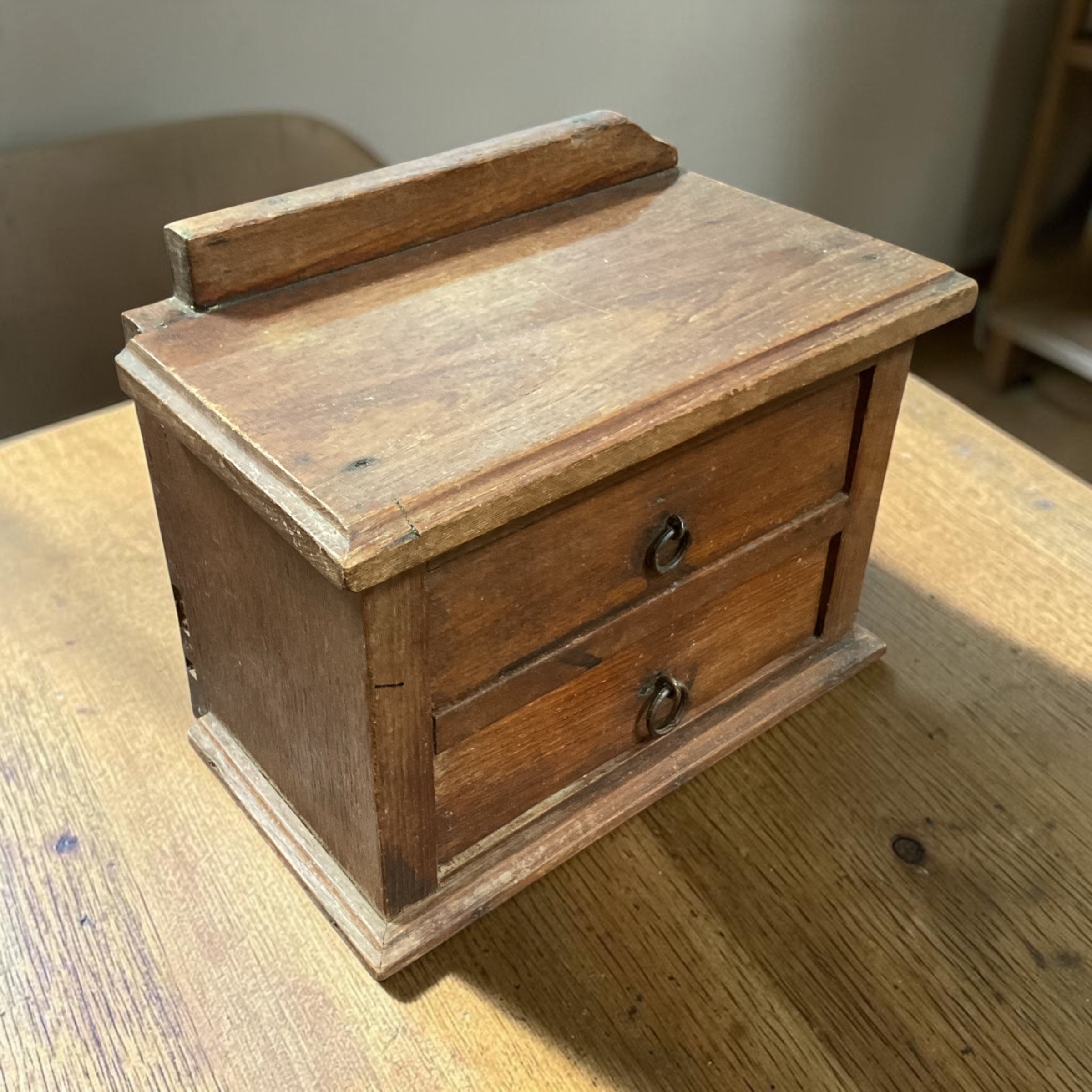 Kleine Holzkommode – Bild 3