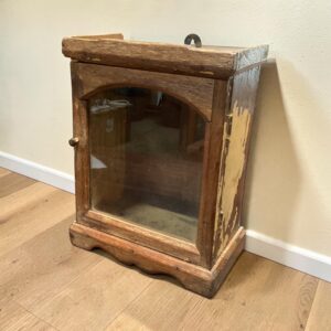 Kleine Holzvitrine