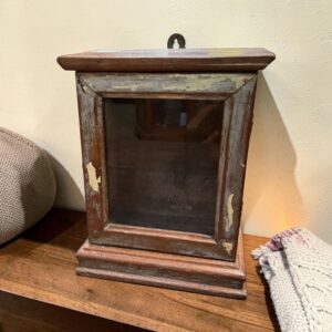 Kleine Holzvitrine