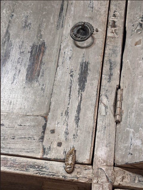 Wunderschöner indischer Schrank mit weißer Patina – 28 Fächer – Bild 3